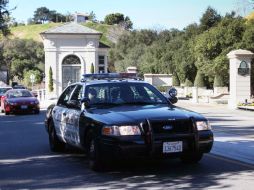 La policía acude al hogar de Bieber con una orden de registro para encontrar posibles pruebas que vinculen al cantante con el ataque. AP /