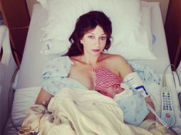 Los felices padres han hecho famosas en redes sociales las fotografías de su bebé. ESPECIAL /