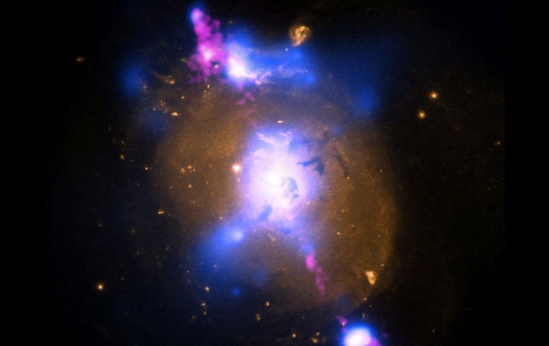 El agujero negro orbita la estrella 'MWC 656' y se alimenta de la materia que ésta va perdiendo. ARCHIVO /