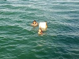 Dos barcos que pasaban por el lugar ayudaron en las labores de rescate de los náufragos. EFE /