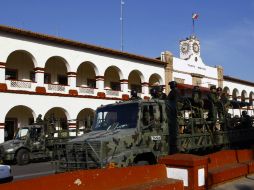 El Ejército mexicano mantiene un cerco de seguridad en el palacio municipal de Apatzingán. AFP /