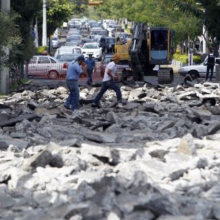 Comerciantes y automovilistas conviven con obras en Chapultepec