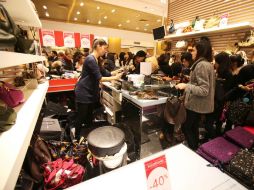 Muchas personas acuden en este tiempo a las tiendas para aprovechar las rebajas. ARCHIVO /