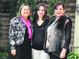 Con la festejada. Lupita Fernández del Valle, Mireille Ville de Zuloaga y Lorena Benavides de Ville.  /