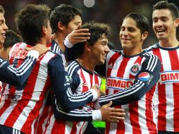 Los jugadores de Chivas celebran el único tanto de su equipo, anotado por Giovanni Hernández de penal.  /