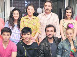 'Vive cantando'.El programa es una mezcla de novela de Canal 2 con Glee, mientras que el libro es una obra cumbre de la 'felizología'.  /