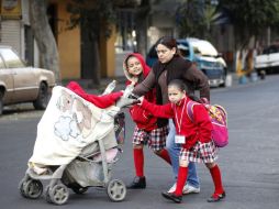 Se recomienda a la población en general salir abrigados y consumir vitamina C para protegerse ante enfermedades respiratorias. ARCHIVO /