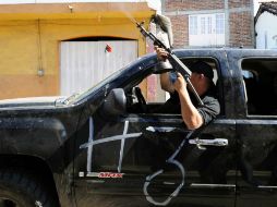 Las autodefensas esperan que el Gobierno dé buenos resultados y estarán evaluando su trabajo para determinar si entregarán las armas. EFE /