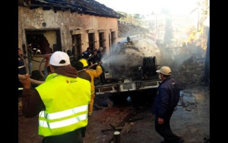 Personal de Protección Civil atienden explosión de pipa en Comitán, provocada por una falla técnica. Foto: @pcivilchiapas. ESPECIAL /