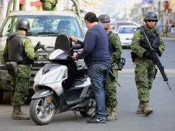 Cualquier persona que porte fusiles será detenida y consignada, asegura Aristóteles Sandoval. AFP /