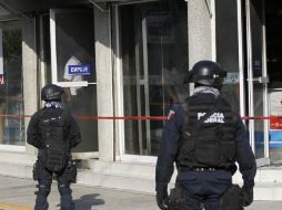 Una farmacia en el municipio michoacano de Apatzingán fue incendiada ayer, pese a la fuerte vigilancia en la zona. AFP /