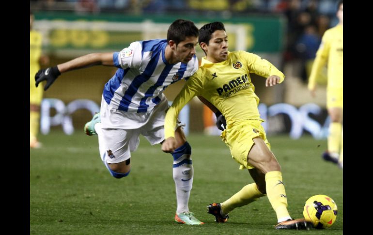 El ex de Cruz Azul Javier Aquino (d) entró de suplente en el duelo. EFE /