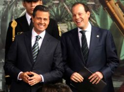 Peña Nieto (i) y el titular de Conagua, David Korenfeld (d), durante el evento por el 25 aniversario de la comisión. SUN /