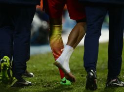 El delantero brasileño se lesionó en el minuto 22 del partido, perdió la estabilidad y se dobló el tobillo. AFP /