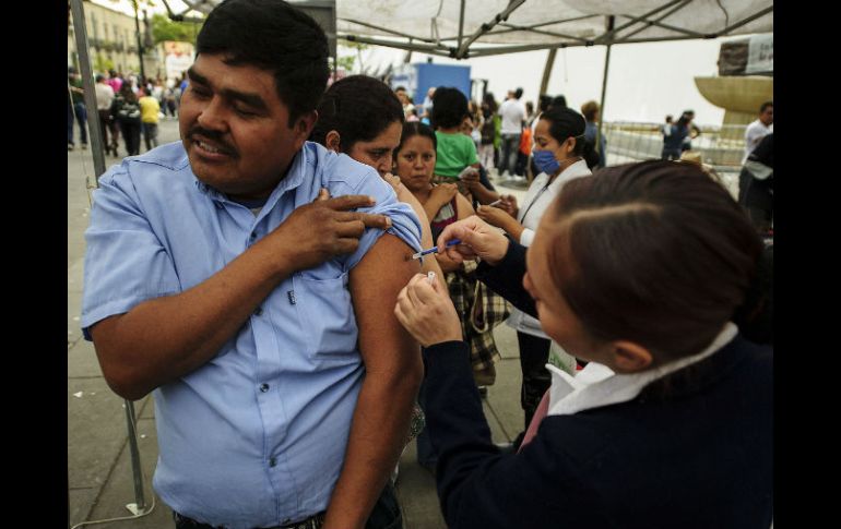 Insisten en que la gente debe acudir a vacunarse contra la influenza.  /