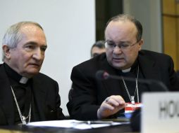 El representante de la Santa Sede ante la ONU, monseñor Silvano Tomasi (i), conversa con el fiscal, Charles Scicluna (d). EFE /