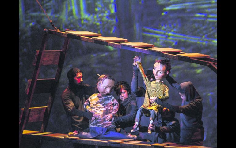 La puesta en escena combina títeres, máscaras y actores.  /