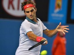 Roger Federer se mete cada vez más a la cancha y en cada oportunidad que tiene ataca y sube a la red, tratando de acortar los puntos. AFP /