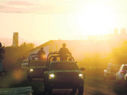 Un convoy de soldados arriba al municipio de Tepalcatepec, uno de los 20 que ya controlan las fuerzas federales. AFP /