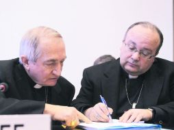 Monseñor Silvano Tomasi (derecha), conversa con el fiscal en los casos de pedofilia de la congregación vaticana, Charles Scicluna. EFE /