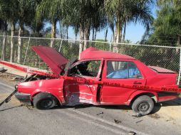 Un automóvil Volkswagen Jetta rojo de modelo atrasado, fue impactado sobre su costado derecho en los carriles que van al sur.  /