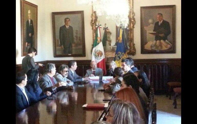 Momento de la firma del convenio en el salón de ex gobernadores de Palacio de Gobierno. Foto: @ProcSocJal. ESPECIAL /