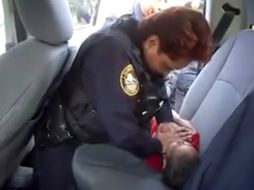 La agente dio primeros auxilios al niño sobre el asiento de una camioneta. ESPECIAL /