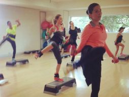 Paty de la Mora ha incluido rutinas de pilates  y yoga al método tradicional del 'Step Workout'. ESPECIAL /