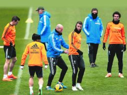 De Balón de Oro a Balón de Oro, el francés Zinedine Zidane, auxiliar técnico del Real Madrid, da consejos al portugués CR7. EFE /