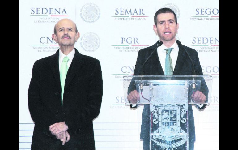 Fausto Vallejo y Alfredo Castillo, durante la presentación del segundo como comisionado para la seguridad del Estado. NTX /
