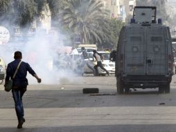 Los simpatizantes de los Hermanos Musulmanes se manifiestan en contra de la nueva constitución. ARCHIVO /