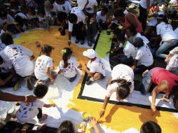 Los organizadores panameños lograron que, durante tres minutos, cinco mil 84 niños y adolescentes pintaran al mismo tiempo. EFE /