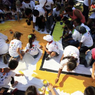 Niños panameños rompen Récord Guinness al pintar lienzo