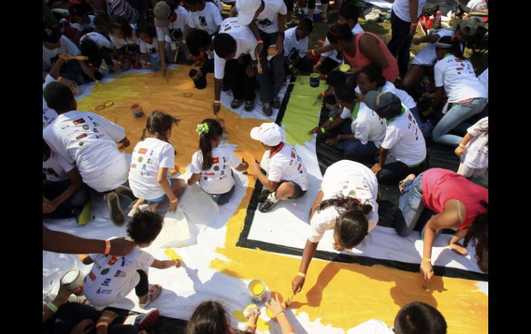 Los organizadores panameños lograron que, durante tres minutos, cinco mil 84 niños y adolescentes pintaran al mismo tiempo. EFE /