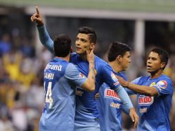 Raúl Jiménez (centro) fue el autor del gol de la victoria del América. EFE /