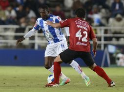 Walter Ayovi del Pachuca disputa el balón. MEXSPORT /