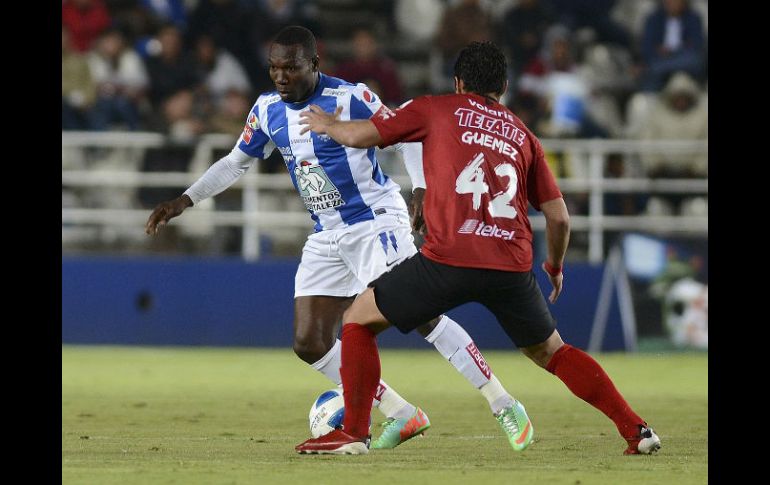 Walter Ayovi del Pachuca disputa el balón. MEXSPORT /