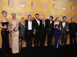 El elenco de 'American Hustle' posa luego de la premiación. AP /
