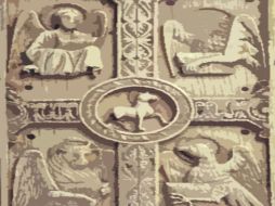 Tetramorfo tallado en marfil que representa al Cordero de Dios rodeado por los evangelistas. ESPECIAL /