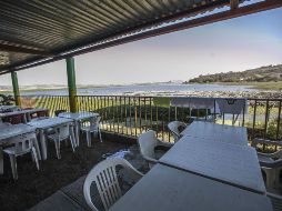 La tragedia continúa. Aunque los restauranteros no venden pescado de la presa, el temor de los consumidores persiste.  /