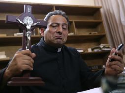 El padre realiza la homilia con un chaleco antibalas debido a amenazas. EFE /
