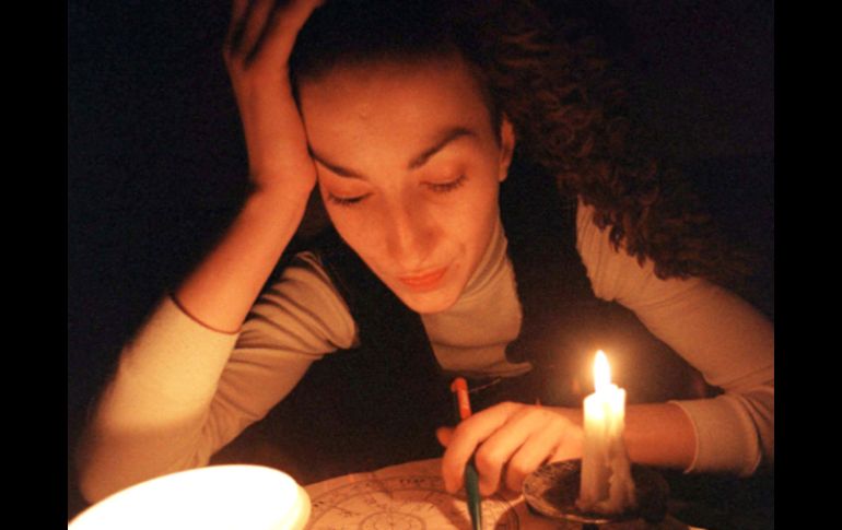 Dos de cada diez personas reconocen que buscan su horóscopo, ya sea por entretenimiento o curiosidad. ARCHIVO /