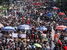 Los manifestantes esperan salir del Ángel, donde se encuentran concentrados, para marchar sobre Paseo de la Reforma. ARCHIVO /