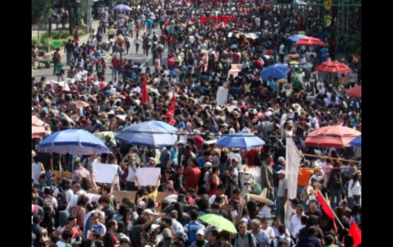 Los manifestantes esperan salir del Ángel, donde se encuentran concentrados, para marchar sobre Paseo de la Reforma. ARCHIVO /