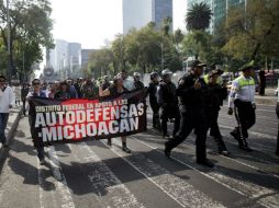 Los manifestantes avanzaron por Reforma encapsulados por elementos de la policía capitalina. SUN /