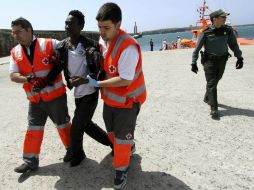 Logran rescatar a uno de los inmigrantes que intentaron cruzar en una lancha neumática. ARCHIVO /