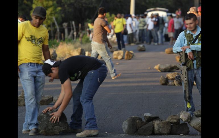 Autodefensas en el poblado de Las Huertas bloquean los caminos para evitar la incursión de los Templarios. EFE /