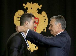 Cavaco Silva dijo al futbolista se merece el reconocimiento porque 'le da prestigio a Portugal en todo el mundo'. EFE /