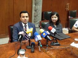 Aquí, Héctor Robles, alcalde zapopano y Serrano Padilla en su presentación. ESPECIAL /