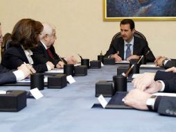 El presidente sirio Bashar Al Asad se reúne con la delegación que se presentará en la reunión Ginebra II. EFE /